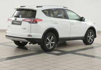 Подержанный автомобиль Toyota RAV4 2016 года (4 фото)