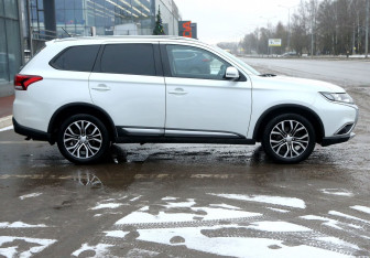 Подержанный автомобиль Mitsubishi Outlander 2016 года (7 фото)