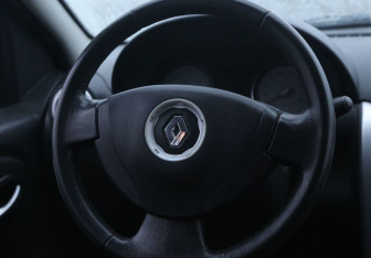 Подержанный автомобиль Renault Logan Sedan 2011 года (16 фото)