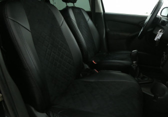 Подержанный автомобиль Ford Focus Sedan 2003 года (10 фото)