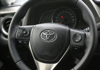Подержанный автомобиль Toyota RAV4 2013 года (16 фото)