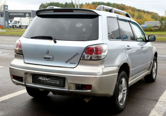 Подержанный автомобиль Mitsubishi Outlander 2004 года (6 фото)