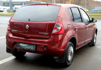 Подержанный автомобиль Renault Sandero 2011 года (6 фото)
