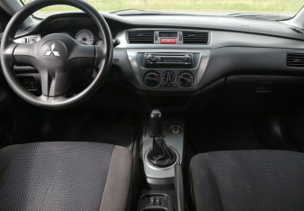 Подержанный автомобиль Mitsubishi Lancer Sedan 2007 года (12 фото)