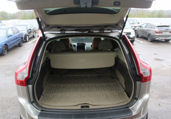 Подержанный автомобиль Volvo XC60 2010 года (16 фото)