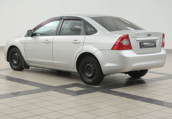 Подержанный автомобиль Ford Focus Sedan 2011 года (2 фото)