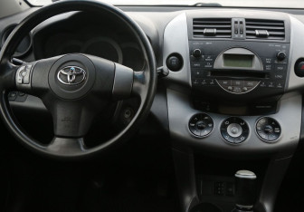 Подержанный автомобиль Toyota RAV4 2007 года (14 фото)