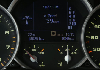 Подержанный автомобиль Porsche Cayenne 2004 года (19 фото)