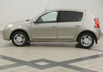 Подержанный автомобиль Renault Sandero 2011 года (7 фото)