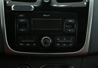 Подержанный автомобиль Renault Sandero 2018 года (13 фото)