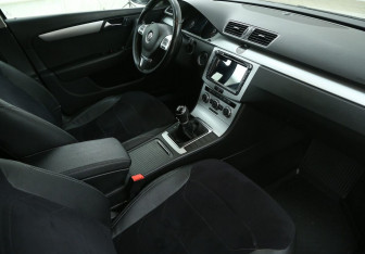 Подержанный автомобиль Volkswagen Passat Sedan 2012 года (9 фото)