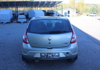 Подержанный автомобиль Renault Sandero 2011 года (6 фото)