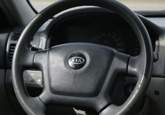 Подержанный автомобиль Kia Cerato Sedan 2006 года (16 фото)