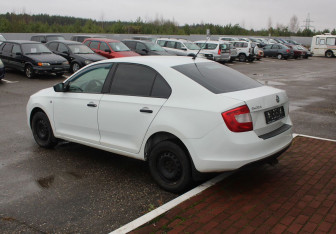 Подержанный автомобиль Skoda Rapid Liftback 2015 года (5 фото)