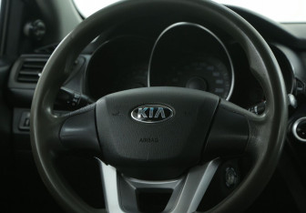 Подержанный автомобиль Kia Rio Hatchback 2013 года (15 фото)