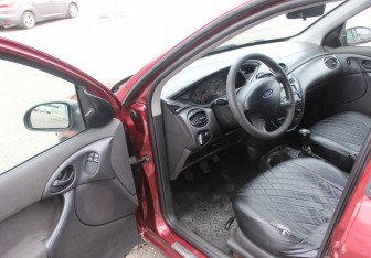 Подержанный автомобиль Ford Focus Hatchback 2002 года (9 фото)