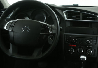 Подержанный автомобиль Citroen C4 Hatchback 2012 года (14 фото)