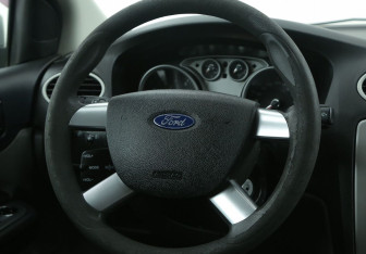 Подержанный автомобиль Ford Focus Sedan 2011 года (16 фото)