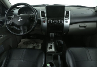 Подержанный автомобиль Mitsubishi Pajero Sport 2014 года (12 фото)