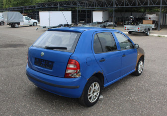 Подержанный автомобиль Skoda Fabia Hatchback 2003 года (7 фото)