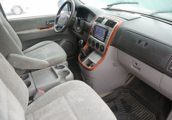 Подержанный автомобиль Kia Carnival 2005 года (9 фото)