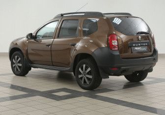 Подержанный автомобиль Renault Duster 2014 года (2 фото)