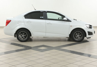 Подержанный автомобиль Chevrolet Aveo Sedan 2014 года (5 фото)