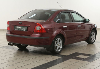 Подержанный автомобиль Ford Focus Sedan 2006 года (4 фото)