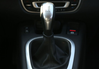 Подержанный автомобиль Renault Scenic 2015 года (13 фото)