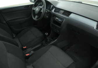Подержанный автомобиль Skoda Rapid Liftback 2015 года (9 фото)