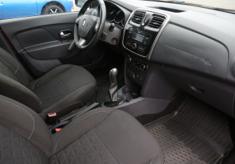 Подержанный автомобиль Renault Sandero 2017 года (9 фото)