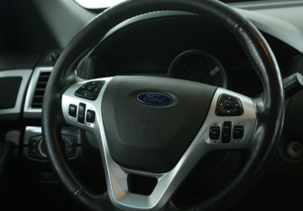 Подержанный автомобиль Ford Explorer 2015 года (17 фото)