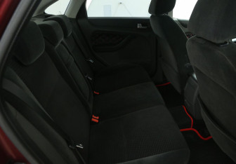 Подержанный автомобиль Ford Focus Sedan 2006 года (11 фото)