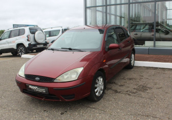 Подержанный автомобиль Ford Focus Hatchback 2002 года (3 фото)
