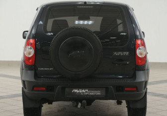 Подержанный автомобиль Chevrolet Niva 2015 года (3 фото)