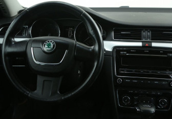 Подержанный автомобиль Skoda Superb Liftback 2011 года (14 фото)
