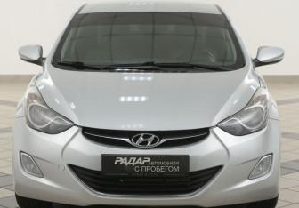 Подержанный автомобиль Hyundai Elantra Sedan 2012 года (6 фото)