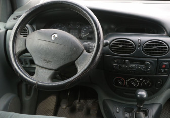 Подержанный автомобиль Renault Scenic 1999 года (14 фото)