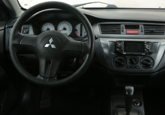 Подержанный автомобиль Mitsubishi Lancer Sedan 2006 года (14 фото)