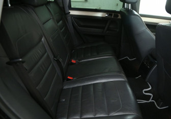 Подержанный автомобиль Volkswagen Touareg 2007 года (11 фото)