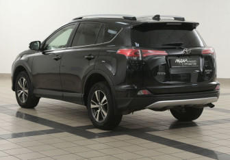 Подержанный автомобиль Toyota RAV4 2016 года (2 фото)