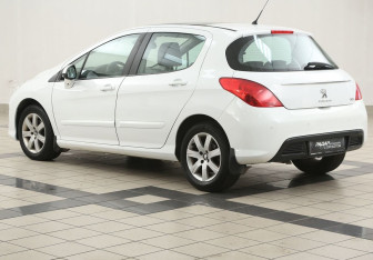 Подержанный автомобиль Peugeot 308 Hatchback 2012 года (2 фото)