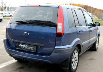 Подержанный автомобиль Ford Fusion 2006 года (6 фото)