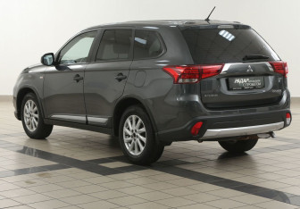 Подержанный автомобиль Mitsubishi Outlander 2015 года (2 фото)