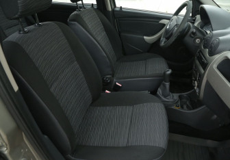 Подержанный автомобиль Renault Sandero 2010 года (10 фото)