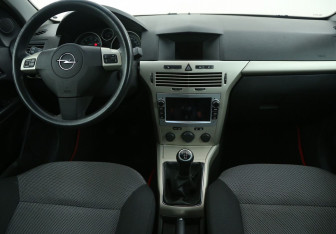 Подержанный автомобиль Opel Astra Hatchback 2008 года (12 фото)