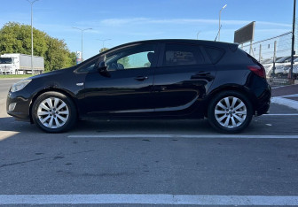 Подержанный автомобиль Opel Astra Hatchback 2011 года (7 фото)