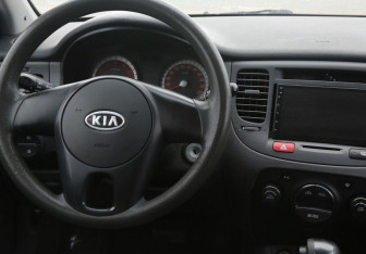 Подержанный автомобиль Kia Rio Sedan 2010 года (14 фото)