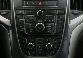 Подержанный автомобиль Opel Astra Sedan 2013 года (13 фото)