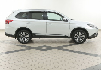 Подержанный автомобиль Mitsubishi Outlander 2021 года (5 фото)